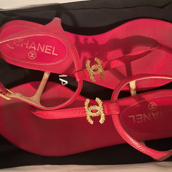 CHANEL Red Leather and Grosgrain Thong Sandals with Gold Metal Logo Size 38 - Picture 2 of 8